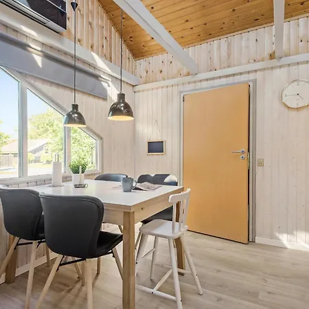 2 Bedroom Cozy In Holiday home